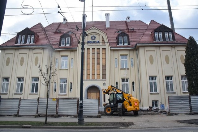 W tym roku planowane jest zakończenie rewitalizacji zabytkowego budynku policji z numerem 32 przy ulicy Chodkiewicza w Bydgoszczy.
Budynek powstał w 1914 roku, dawniej mieścił się w nim sierociniec. 
Prace remontowe rozpoczęły się jesienią 2018 roku. Projekt przewiduje wykonanie szeregu prac związanych z kompleksową termomodernizacją. Rozebrano już zbędne przybudówki, wymieniono większość stolarki okiennej, kończą się prace konserwatorskie przy elewacji. Jesienią ustawiono też maszt radiokomunikacyjny.

Czytaj dalej na następnej stronie >