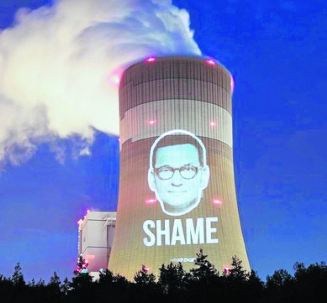 Greenpeace wyświetlił twarz premiera na kominie elektrowni Bełchatów
