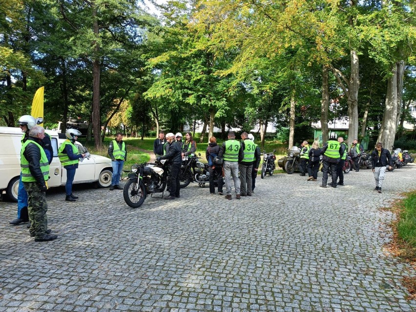 Bałtycki Rajd. Na zabytkowych motocyklach na placu Pokoju, w Wieży Ciśnień i w AleBrowar