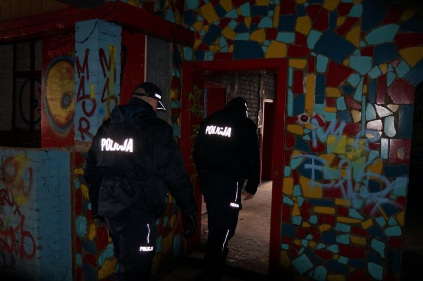 Policjanci z Wodzisławia Śl. namawiają bezdomnych do...