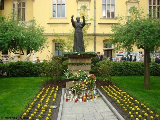 Pod pomnikiem Ojca Świętego na dziedzińcu Franciszkańskiej 3 stawiano znicze i kwiaty. Fot. Weronika Trzeciak
