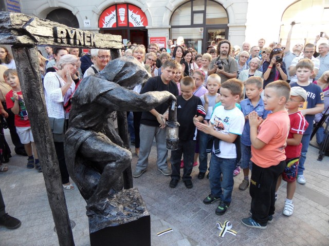 Odsłonięcie pomnika gwarka w Tarnowskich Górach. Rzeźba stanęła u zbiegu ulic Krakowskiej i Tylnej