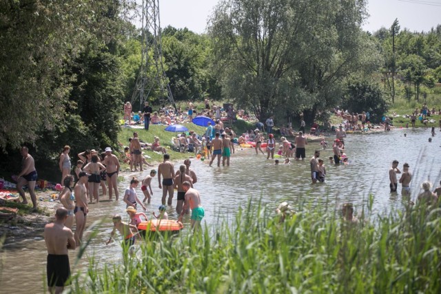 Według szacunków w ciepłe dni nad Bagrami zjawia się kilka tysięcy ludzi. I tak jest przez cały sezon wakacyjny