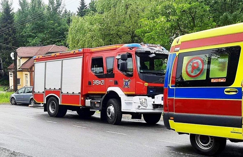Groźny wypadek na drodze obok remizy OSP w Siołkowej. Dwie osoby w szpitalu