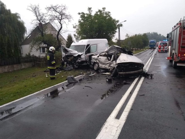 W wypadku zginał 21-letni kierowca volkswagena.