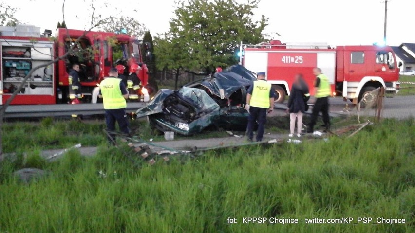 Wypadek w Nieżychowicach. Volkswagen uderzył w drzewo i dachował. Trzy osoby trafiły do szpitala