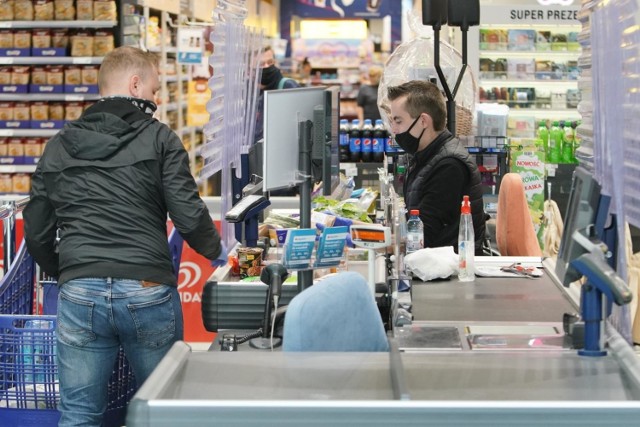 Pracownicy handlu są narażeni na kontakt z ogromną liczbą ludzi. Powinni być zaszczepieni w pierwszej kolejności - apeluje Polska Organizacja Handlu i Dystrybucji.