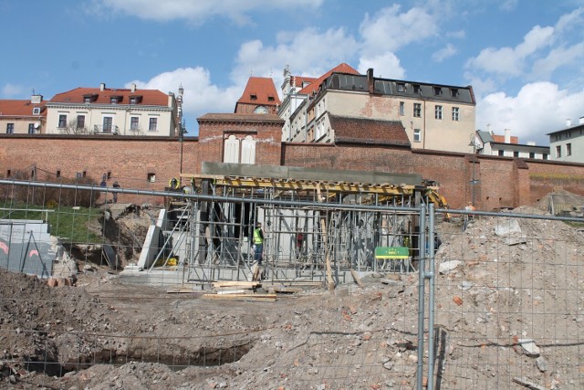 Urzędnicy uspokajają, że budowane na bulwarze pawilony nie będą miały wpływu na wiślaną panoramę toruńskiej starówki. Wielu miłośników zabytków ma co do tego wątpliwości