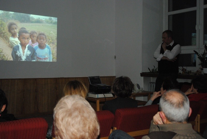 Krzysztof Sadowski opowiadał w kościańskiej bibliotece o życiu na Madagaskarze