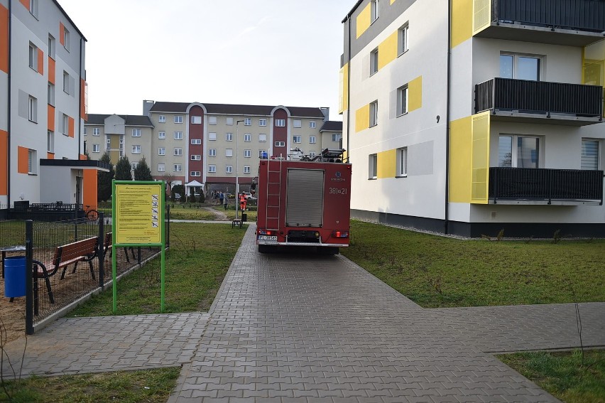 Leszno. Wypadek na osiedlu GTBS. Mężczyzna wpadł do głębokiego rowu [ZDJĘCIA]