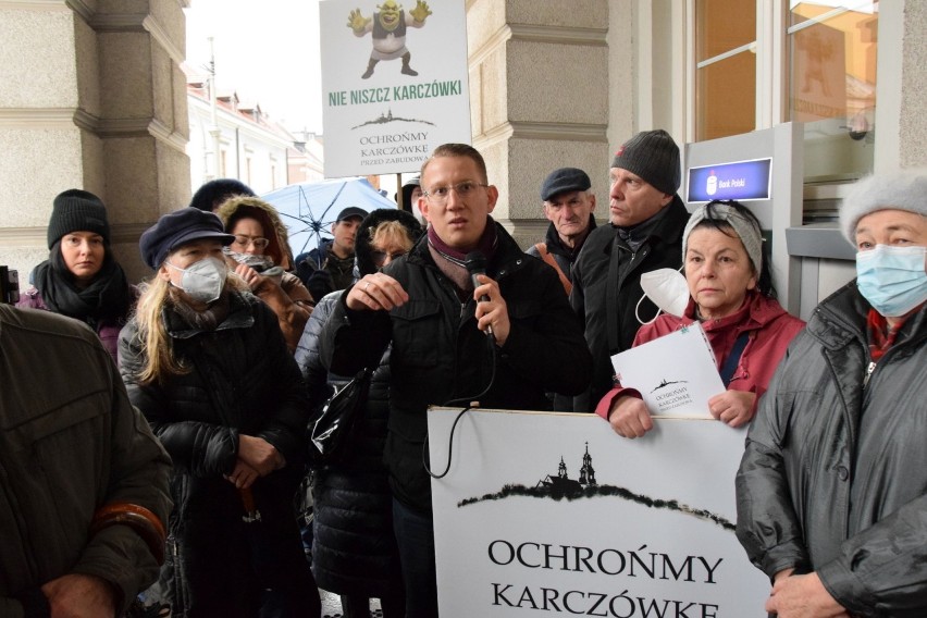 Protest mieszkańców przed Urzędem Miasta w Kielcach. Bronią Karczówkę przed zabudową, chcą głosów radnych. Zobacz zdjęcia i wideo