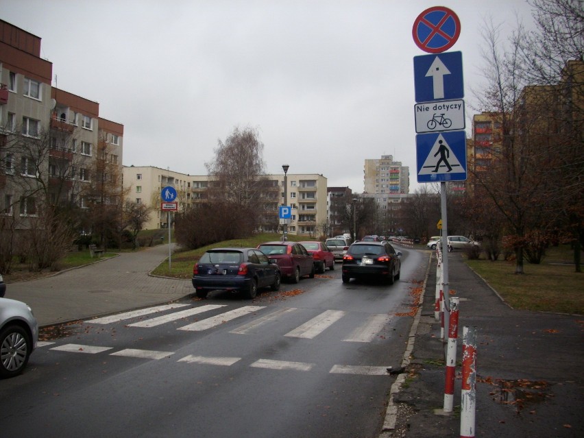 Jadąc "normalnie" poruszamy się prawą stroną jezdnie, mamy...