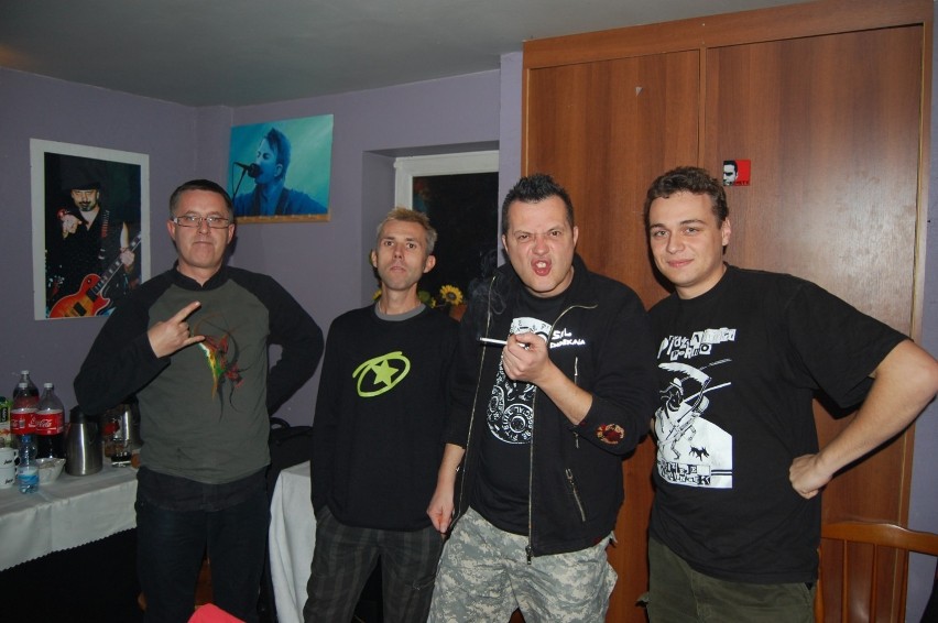 Od lewej: Kozak (gitara), Lo (Bas), Grabaż (wokal), P....