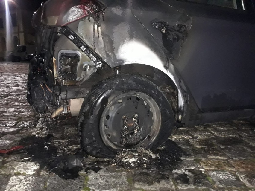 Pod komisariatem we Wrocławiu spłonął radiowóz 14.10.2021