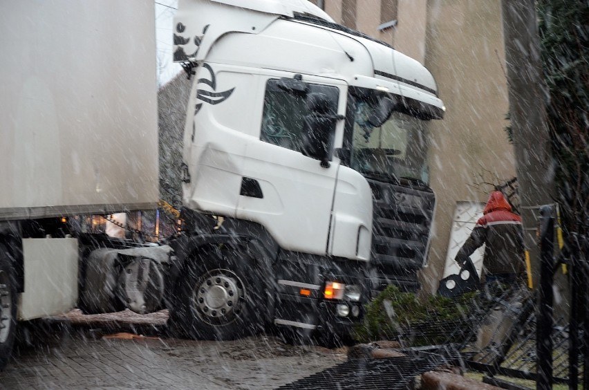 W Serbach tir wpadł w poślizg i uderzył w ogrodzenie. Zatrzymał się tuż przy murach domu