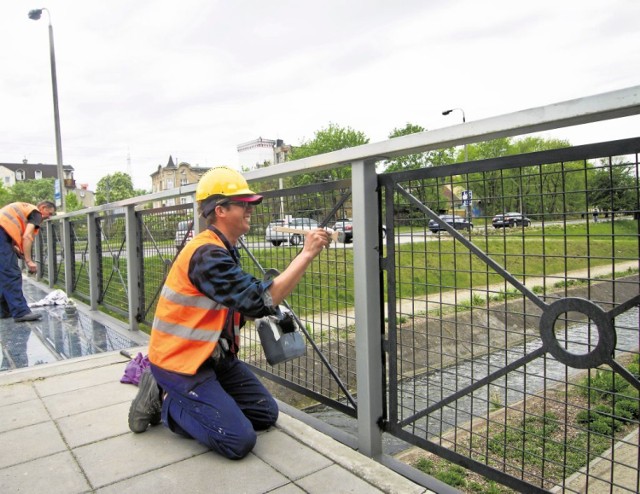 Pracownicy firmy "Gotowski" kończą już malowanie nowych balustrad. Oby przetrwały dłużej niż poprzednie