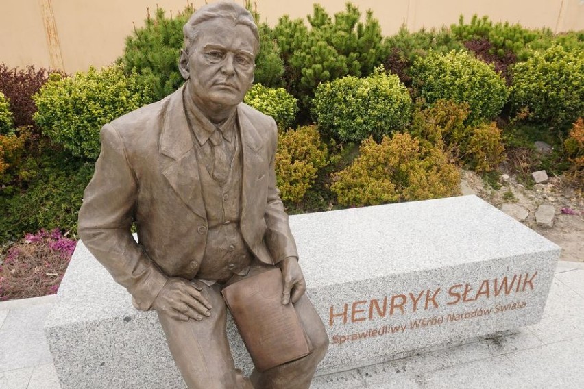 Pomnik Henryka Sławika ustawiono tak, że bohater spogląda w...