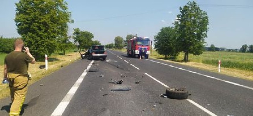 Wypadek na DK-11 w Budzyniu. Mercedes uderzył w tira. Ciężarówka w rowie. 