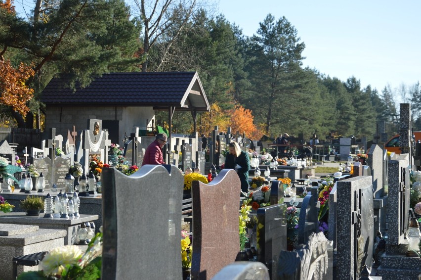 Trwają ostatnie prace porządkowe na cmentarzu na osiedlu Rawka w Skierniewicach