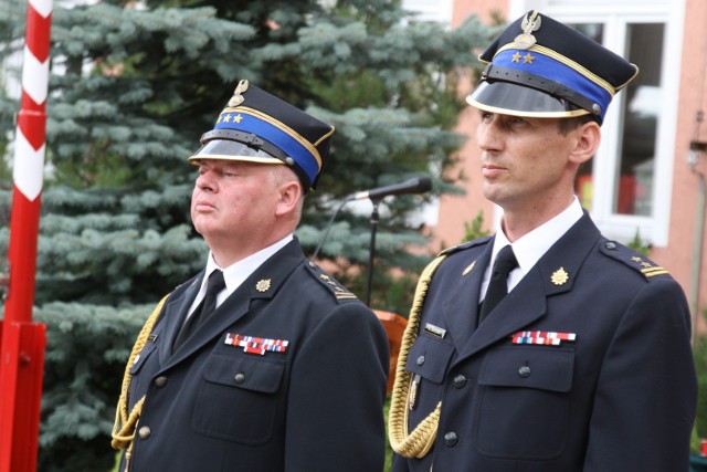 Nowy komendant PSP Sylwester Jatczak (z prawej) i jego poprzednik - wiktor Husar podczas uroczystego przekazania obowiązków.
