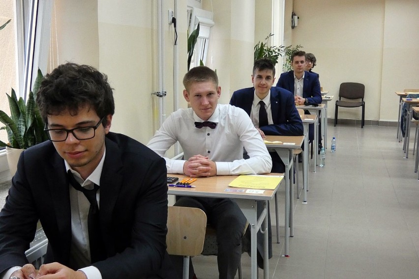 Matura 2020 w Kraśniku. Uczniowie pisali egzamin z matematyki. Zobacz zdjęcia