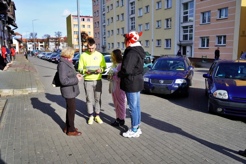 Człuchów. Sprawdzian z polskiego na luzie podczas happeningu ulicznego