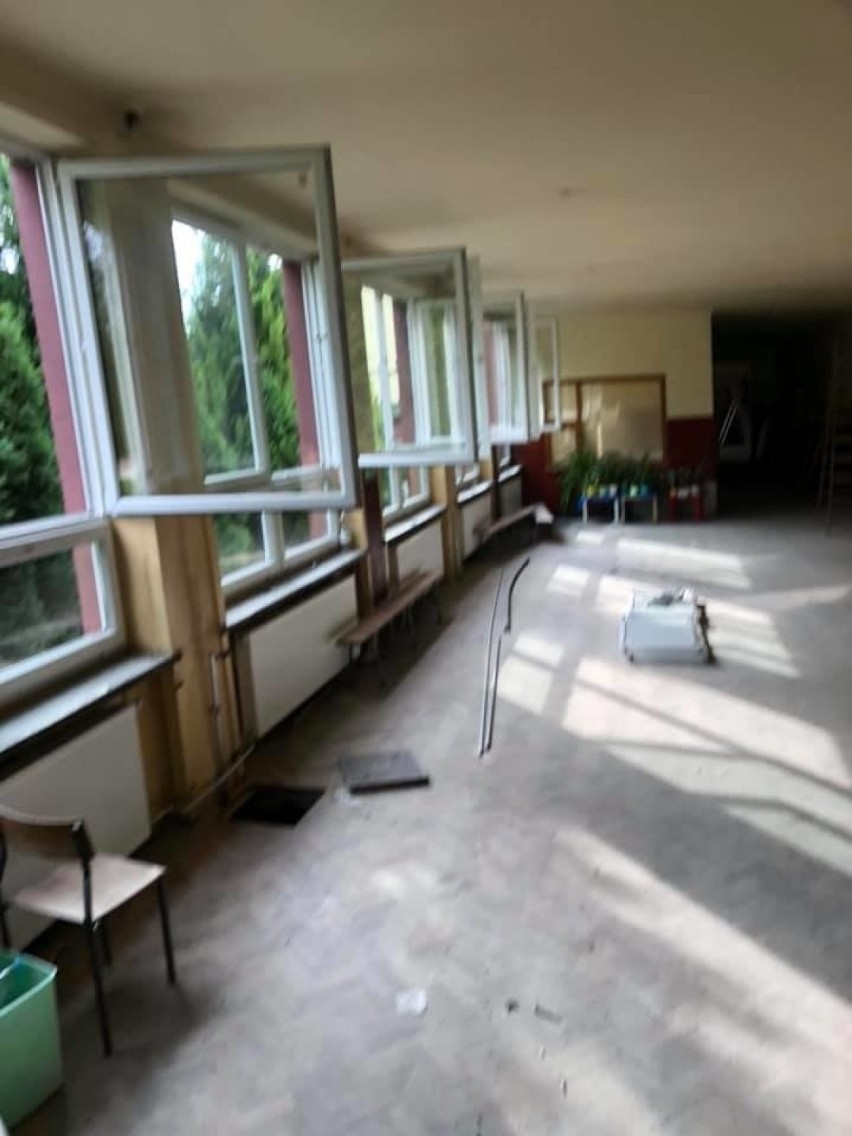 Tu nie będzie 1 września pierwszego dzwonka. Remont Szkoły Podstawowej numer 3 w Kazimierzy Wielkiej wydłużył uczniom wakacje