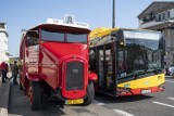 Woził pasażerów przedwojennej Warszawy. 88-letni autobus Somua Six znów wyjechał na stołeczne ulice