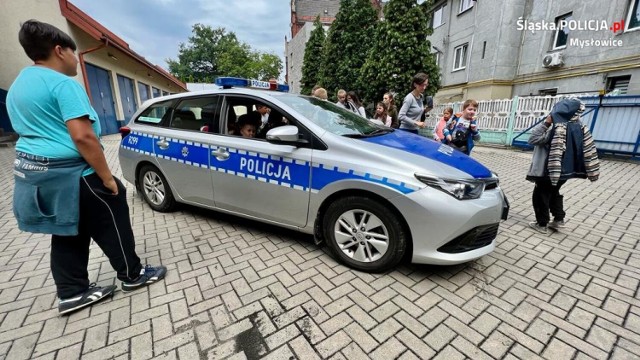 Dzieci z świetlicy św. Faustyny w Mysłowicach odwiedziły komendę miejskiej policji. 
Przesuwaj zdjęcia w prawo - naciśnij strzałkę lub przycisk NASTĘPNE.