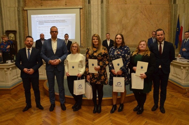 Cztery studentki Państwowej Akademii Nauk Stosowanych w Przemyślu otrzymała stypendium prezydenta miasta Przemyśla za wysokie wyniki w nauce.