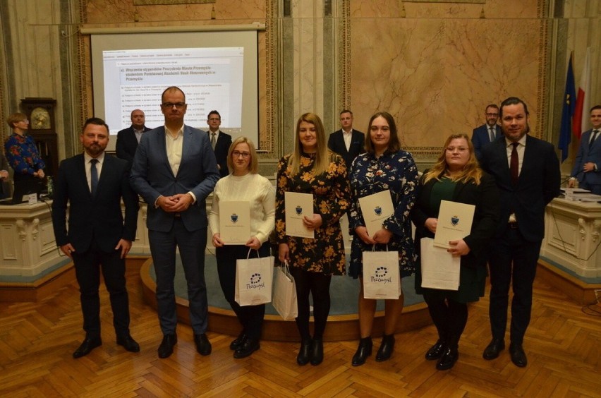 Cztery studentki Państwowej Akademii Nauk Stosowanych w...