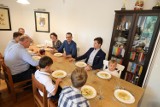 Premier Mateusz Morawiecki w Siemianowicach Śląskich... na obiedzie u śląskiej rodziny! Co znalazło się na stole?