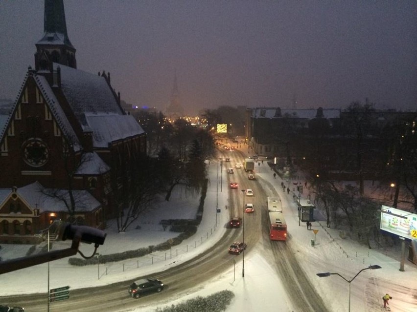 W Szczecinie pada śnieg. Na drogach jest ślisko. Opóźnienia autobusów