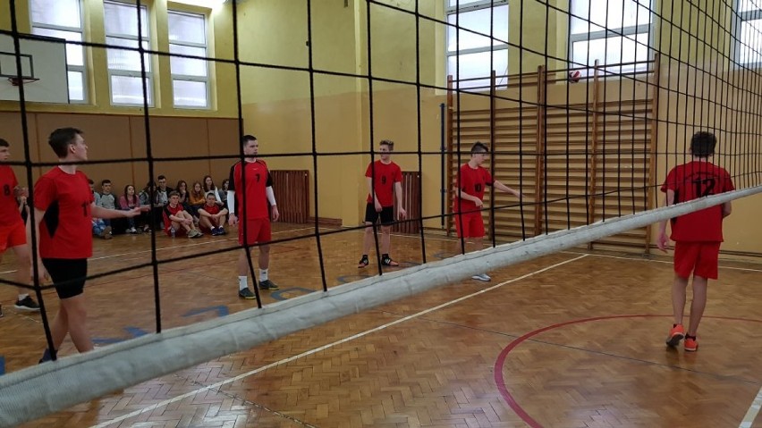 Powiatowe Mistrzostwa w piłce siatkowej szkół ponadpodstawowych w Łęczycy w kategorii chłopców