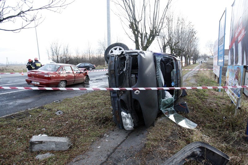 Legnica: Cztery osoby ranne na Nowodworskiej(ZDJĘCIA)
