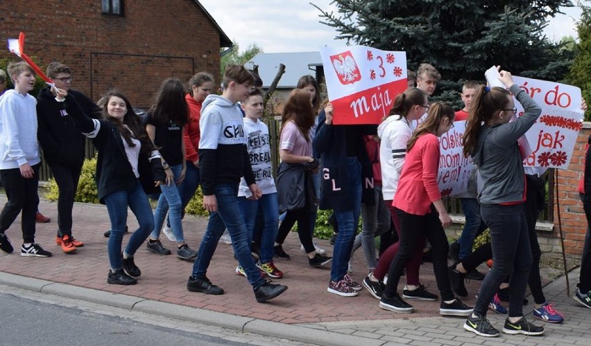 Uczniowie z Wygiełzowa świętowali majówkę. Nie zabrakło biało-czerwonych barw