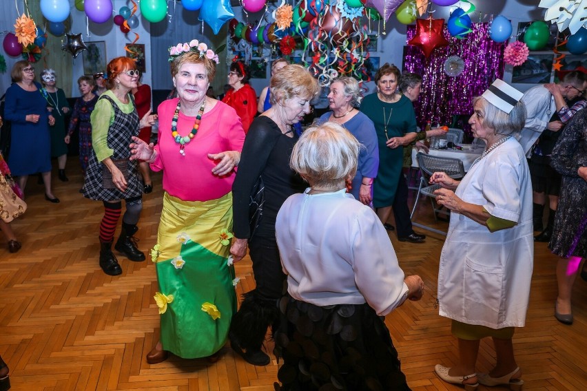 Bal karnawałowy Stowarzyszenia Inicjatyw Twórczych "Talent" w Staszowie. Seniorzy dali czadu!