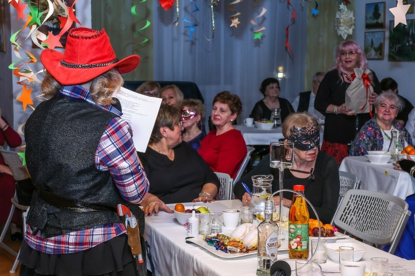 Bal karnawałowy Stowarzyszenia Inicjatyw Twórczych "Talent" w Staszowie. Seniorzy dali czadu!