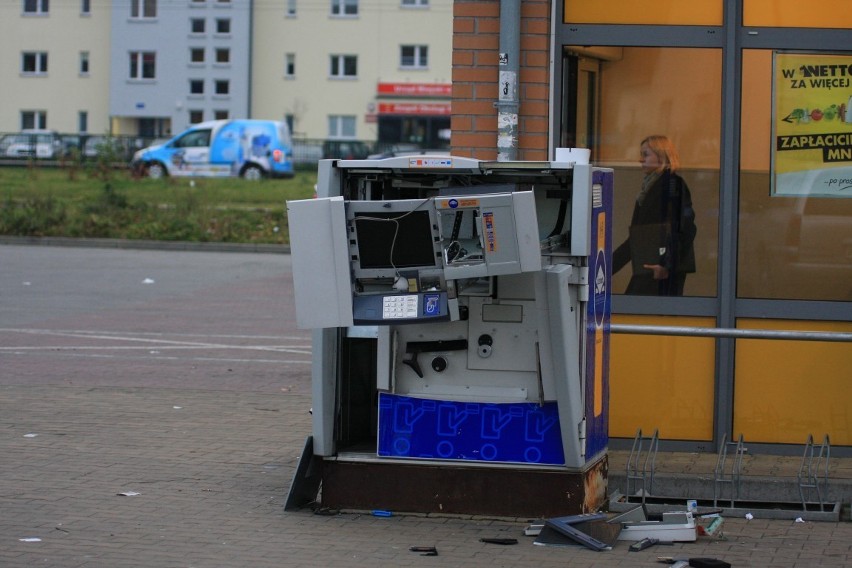 Gdańsk: Wysadzono bankomat na rogu Al. Havla i ul. Warszawskiej [ZDJĘCIA]