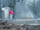 W Kołobrzegu powstaje pomnik ofiar NKWD. Z pewnym poślizgiem