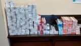 74-latek odpowie za handel papierosami bez polskich znaków akcyzy. Policjanci znaleźli je u niego w domu
