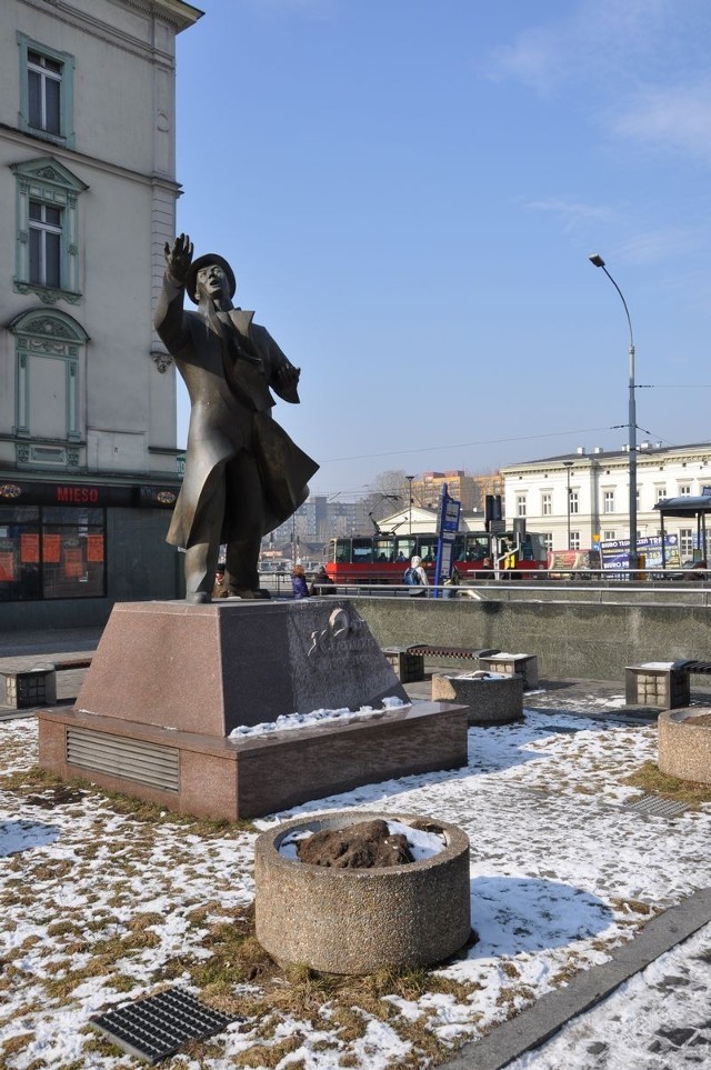 ŚRÓDMIEŚCIE
- W auli Biblioteki Głównej przy ul. Kościelnej 11


ramach "Kina w bibliotece" odbywa się retrospektywa filmów Lecha Majewskiego. W najbliższy czwartek 3.11. o godz. 18. będzie można obejrzeć "Pokój saren". Słowo wstępne przed projekcją wygłosi dr Piotr Zawojski z Zakładu filmoznawstwa i Wiedzy o Mediach UŚl. 

- Biblioteka Główna, ul. Zegadłowicza 2/1 zaprasza tradycyjnie w każdy wtorek miesiąca w godz. od 9 do 10 na szkolenie biblioteczne z obsługi jej katalogu online "OPAC WWW. To takie proste".

- Teatr Zagłębia, ul. Teatralna 4 zaprasza na ostatnie w tym miesiącu przedstawienia.  28.10.  wystawiany będzie spektakl "Cymes, Cymes! a 29 i 30.10. "Sztuka kochania, czyli sceny dla dorosłych. Początek wszystkich przedstawień godz. 18.