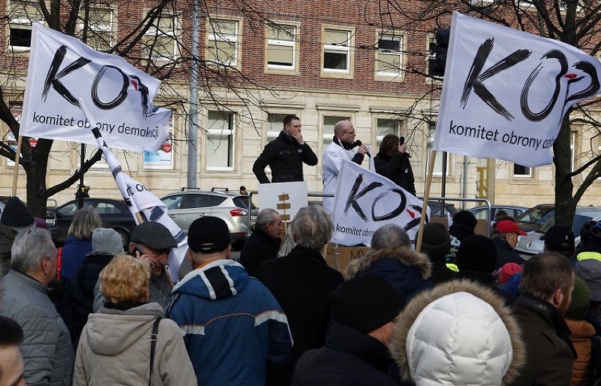 Manifestacja KOD w Szczecinie. Przyszło ponad 100 osób [WIDEO, ZDJĘCIA]