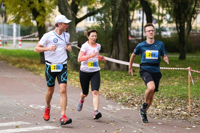 X Bieg Papieski. Biegacze w Parku Moczydło oraz strefa...