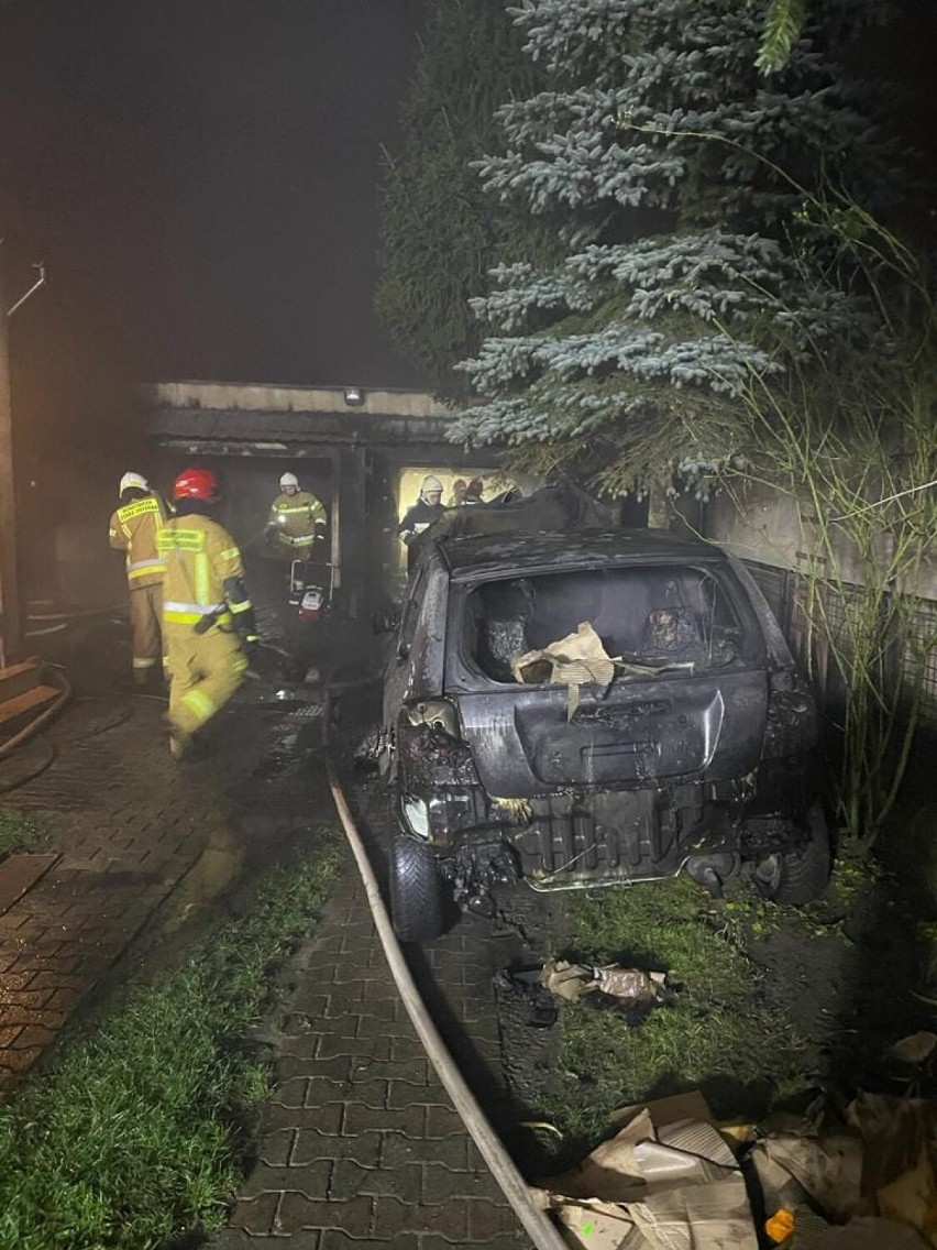 Pięć zastępów straży pożarnej wezwano do pożaru w Damasławku. Ogień strawił garaż i stojące w nim auto 