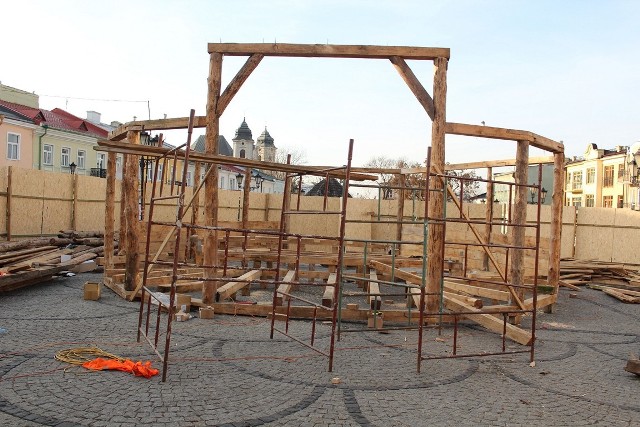 Rozpoczęła się budowa Szopki Bożonarodzeniowej w Chełmie.