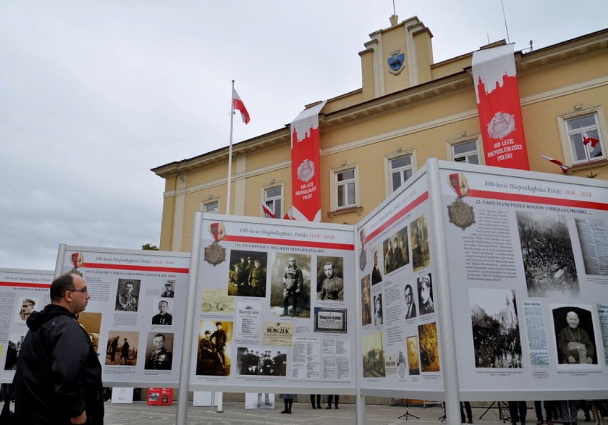 Na Rynku w Przemyślu otwarto ogólnopolską wystawę "Ojcowie...