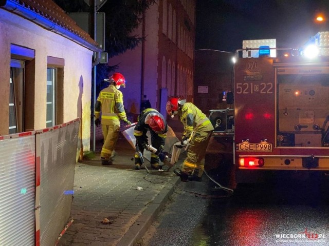 W Sępólnie nietrzeźwy kierowca staranował barierki i uciekł. Jest już w rękach policji