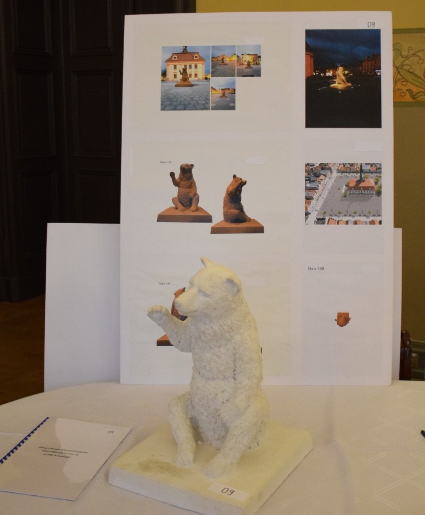 Prace biorące udział w konkursie na pomnik niedźwiedzia oraz makietę miasta w Rawiczu