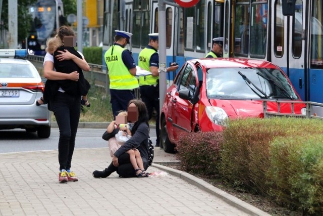 Wypadek na ul. Pułaskiego w pobliżu placu Wróblewskiego. Po zderzeniu, wystraszonymi dziećmi zaopiekowały się i uspokoiły przypadkowe pasażerki tramwaju, który brał udział w wypadku